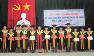 Các sinh viên nhận bằng tốt nghiệp lớp đại học kinh tế nông nghiệp khóa 3 hệ vừa làm, vừa học, niên khóa 2007-2011